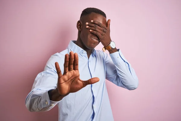 Hombre Afroamericano Vistiendo Camisa Azul Elegante Pie Sobre Fondo Rosa —  Fotos de Stock