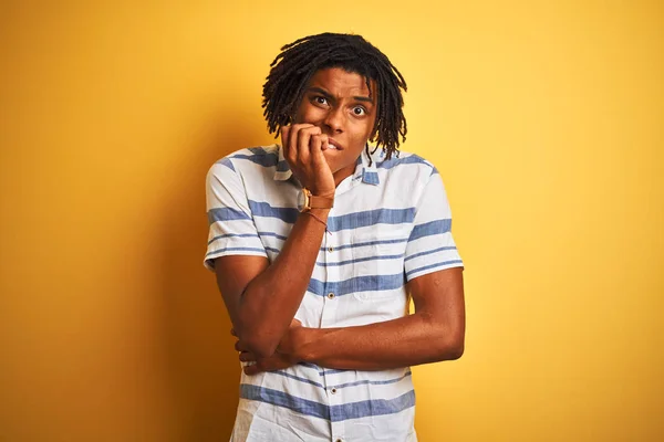 Homem Afro Americano Com Dreadlocks Vestindo Camisa Listrada Sobre Fundo — Fotografia de Stock