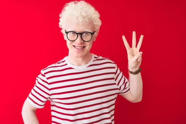 Genç Albino Sarışın Adam Çizgili Shirt Gözlük Izole Kırmızı Arka — Stok fotoğraf