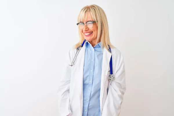 Orta Yaş Doktor Kadın Gözlük Izole Beyaz Arka Plan Üzerinde — Stok fotoğraf