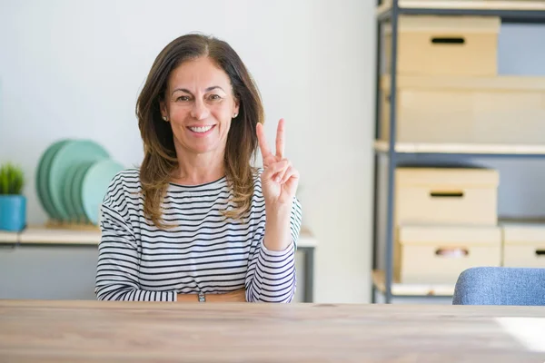 Mulher Idosa Meia Idade Sentada Mesa Casa Sorrindo Com Rosto — Fotografia de Stock