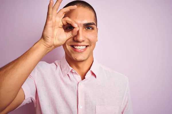 Jovem Bonito Homem Vestindo Elegante Camisa Sobre Rosa Isolado Fundo — Fotografia de Stock