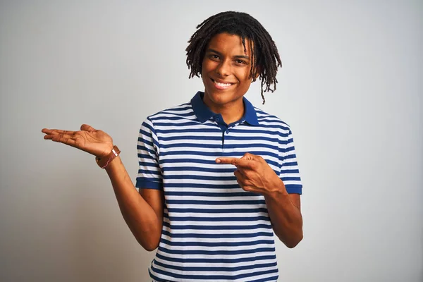 Afro Homem Com Dreadlocks Vestindo Pólo Azul Listrado Sobre Fundo — Fotografia de Stock