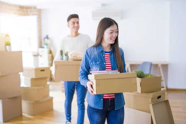 Bella Giovane Coppia Asiatica Cerca Scatole Cartone Felici Sorridente Emozionato — Foto Stock