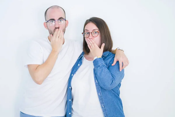 Giovane Coppia Insieme Indossando Occhiali Sfondo Bianco Isolato Coprire Bocca — Foto Stock