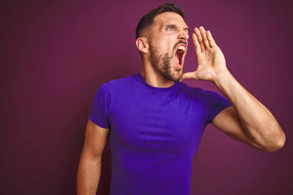 Giovane Uomo Che Indossa Casual Viola Shirt Sfondo Lilla Isolato — Foto Stock