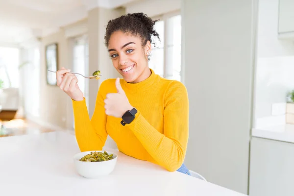 Jovem Afro Americana Comendo Saudável Verde Vegatables Feliz Com Grande — Fotografia de Stock