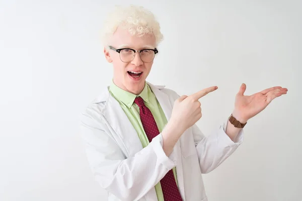 Unga Albino Blond Vetenskapsman Bär Päls Och Glasögon Över Isolerad — Stockfoto