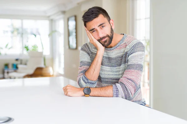 思考が探している疲れや交差腕を持つうつ病問題と退屈自宅カジュアルなセーターを着ているハンサムなヒスパニック系男性 — ストック写真
