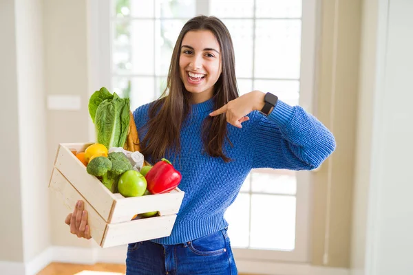 Mooie Jonge Vrouw Met Houten Kist Vol Gezonde Boodschappen Met — Stockfoto