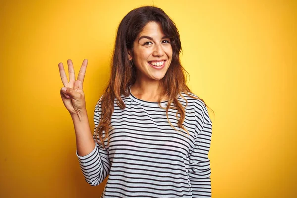 Jonge Mooie Vrouw Het Dragen Van Strepen Shirt Staande Yelllow — Stockfoto