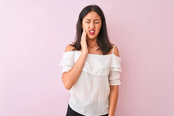 치아에 치통이나 질환으로 고통스러운 표정으로 만지는 분홍색 서있는 티셔츠를 아름다운 — 스톡 사진