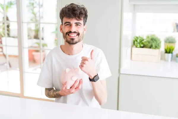 Jovem Segurando Banco Porquinho Como Investimento Seguro Feliz Com Grande — Fotografia de Stock