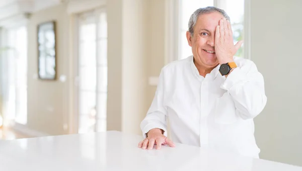 Knappe Senior Man Thuis Bedekt Een Oog Met Hand Met — Stockfoto