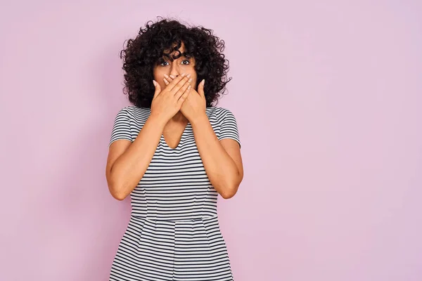 Mujer Árabe Joven Con Pelo Rizado Con Vestido Rayas Sobre — Foto de Stock