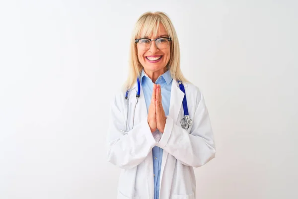 Médecin Âge Moyen Femme Portant Des Lunettes Stéthoscope Sur Fond — Photo