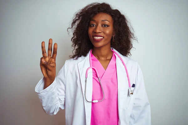 Médecin Afro Américain Femme Portant Stéthoscope Rose Sur Fond Blanc — Photo