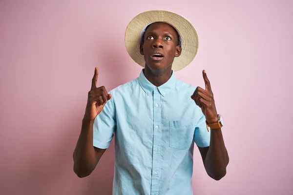 Hombre Afroamericano Con Camisa Azul Sombrero Verano Sobre Fondo Rosa —  Fotos de Stock