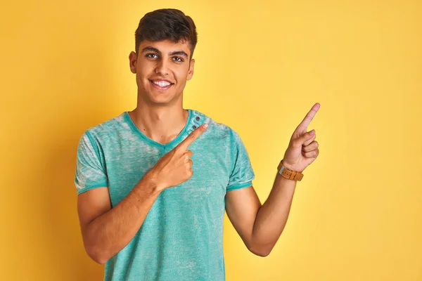 Homem Indiano Jovem Vestindo Camiseta Verde Sobre Fundo Amarelo Isolado — Fotografia de Stock