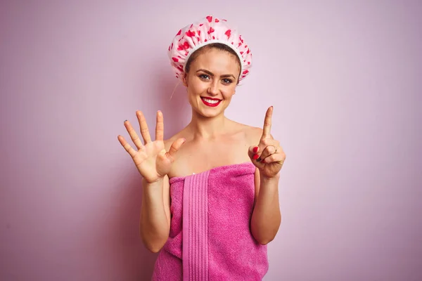 Giovane Bella Donna Indossa Asciugamano Cappello Bagno Dopo Doccia Sfondo — Foto Stock
