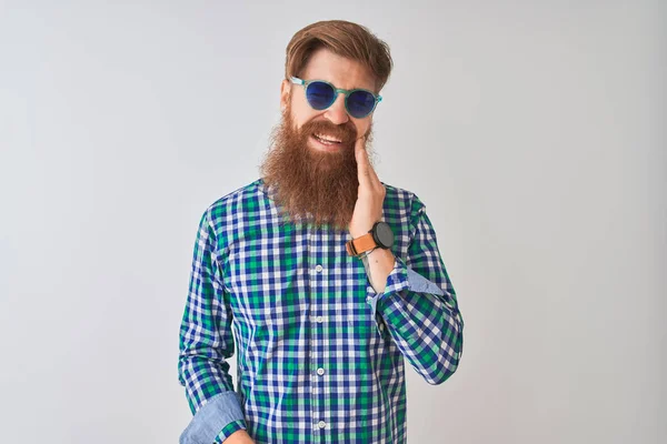 Joven Pelirrojo Irlandés Con Camisa Casual Gafas Sol Sobre Fondo —  Fotos de Stock