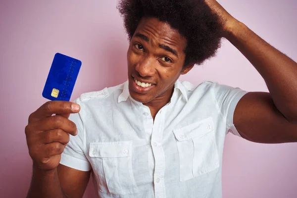 Afro American Kund Man Holding Kreditkort Stående Över Isolerad Rosa — Stockfoto