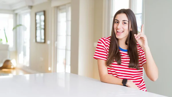 Mulher Bonita Usando Listras Casuais Shirt Apontando Dedo Para Cima — Fotografia de Stock