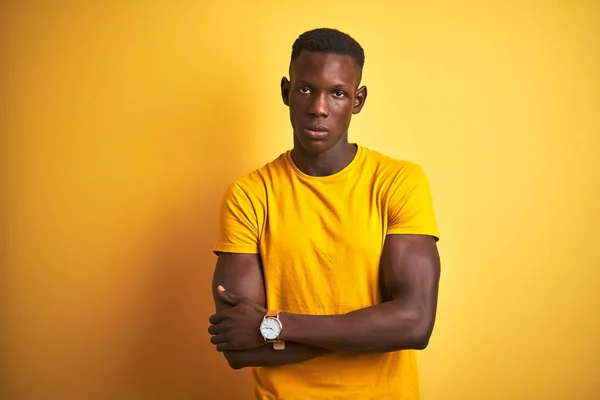 Jonge Afro Amerikaanse Man Dragen Casual Shirt Staande Geïsoleerde Gele — Stockfoto