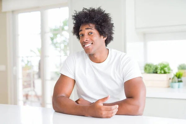 Jeune Homme Afro Américain Portant Shirt Blanc Décontracté Assis Maison — Photo