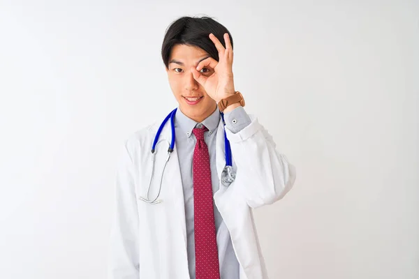 Chinês Médico Homem Vestindo Casaco Gravata Estetoscópio Sobre Isolado Branco — Fotografia de Stock