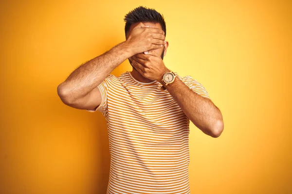 Junger Indischer Mann Shirt Der Vor Isoliertem Gelben Hintergrund Steht — Stockfoto