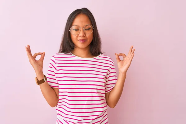 Jonge Chinese Vrouw Dragen Gestreepte Shirt Glazen Geïsoleerde Roze Achtergrond — Stockfoto