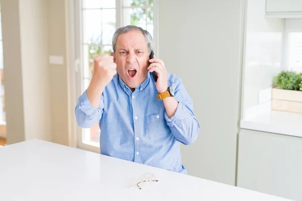 Pohledný Starší Muž Který Mluvil Smartphone Rozčilením Frustrovaným Křikem Hněvem — Stock fotografie