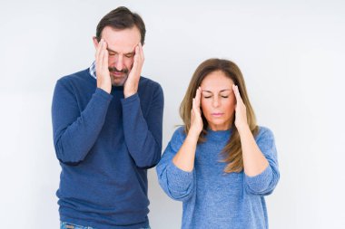 Güzel orta yaş kaç aşk ile izole arka plan üzerinde içinde el baş baş ağrısı için çünkü stres. Migren muzdarip.