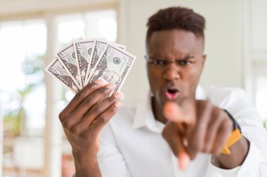 Afro-Amerikan adam kamera ve size parmak ile işaret elli dolar banka notları tutan, el işareti, önden olumlu ve kendinden emin jest