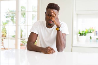Yakışıklı afro-amerikan adam evde beyaz masada bir şey kokulu ve, dayanılmaz koku, burun parmakları ile nefes tutarak kokuyor. Kötü kokular kavramı.