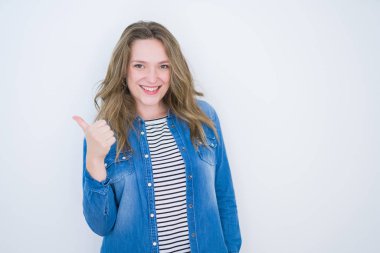 Beyaz izole arka plan üzerinde mavi gözlü güzel sarışın kız el ile jest kadar mutlu başparmak yapıyor. Başarı göstererek kameraya bakan ifadeyi onaylama.