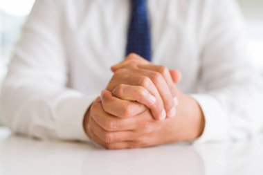 Adam elinde yakın çekim