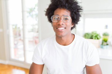 Afrika kökenli Amerikalı adam gözlüklü mutlu ve güzel bir gülümseme ile yüzünde. Şanslı kişi.