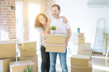 Orta yaş Senior çift yeni bir eve hareket, karton boks tutuyordum mutlu aşık Apartmant ile