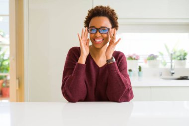 Afro saçlı gözlüklü güzel genç Afrika kadın