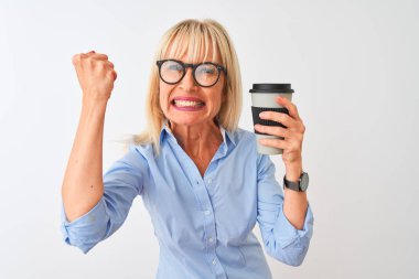 Orta yaş iş kadını izole beyaz arka plan üzerinde kahve içme gözlük giyen rahatsız ve öfke, deli ve yükseltilmiş el, öfke kavramı ile bağırarak sinirli