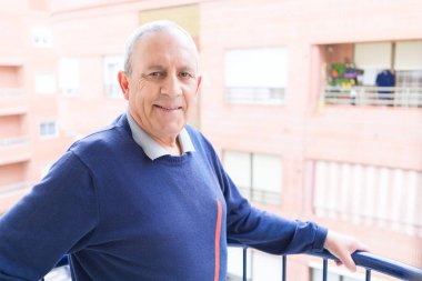 Yakışıklı orta yaş kıdemli neşeli, mutlu gülümseyen adam ve yerine koymak