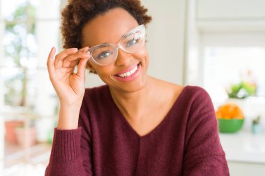 Afro saçlı gözlüklü güzel genç Afrika kadın