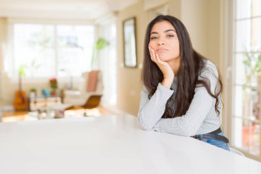 Genç güzel kadın evde seyir yorgun ve çapraz kolları olan depresyon sorunları ile sıkılmış düşünme.