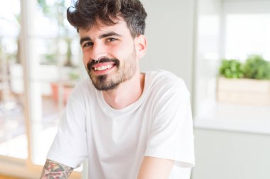 Yakışıklı genç adam büyük bir SMI ile kamera neşeli gülümseyen