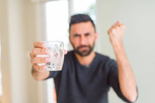 Hombre Hispano Guapo Bebiendo Vaso Agua Fresca Molesto Frustrado Gritando — Foto de Stock