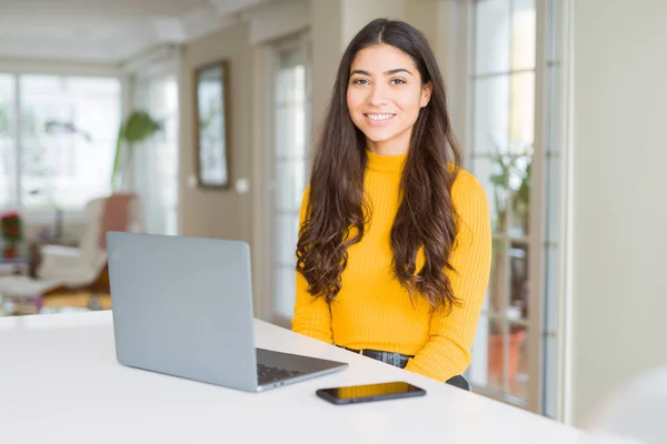 Mujer Joven Usando Computadora Portátil Con Una Sonrisa Feliz Fresca —  Fotos de Stock