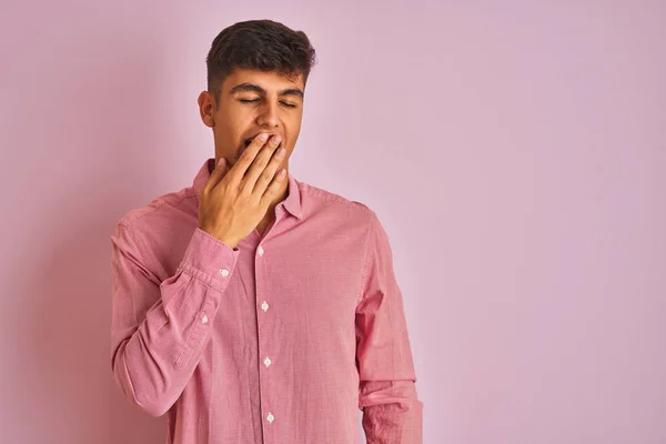 Giovane Uomo Indiano Indossa Camicia Elegante Piedi Sopra Isolato Sfondo — Foto Stock