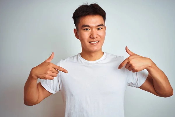 Молода Азіатська Китайська Людина Носить Футболку Стоячи Над Ізольованим Білим — стокове фото